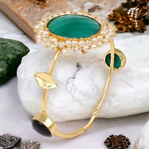 Green Stone Gajra Bracelet with Matte Golden Finish