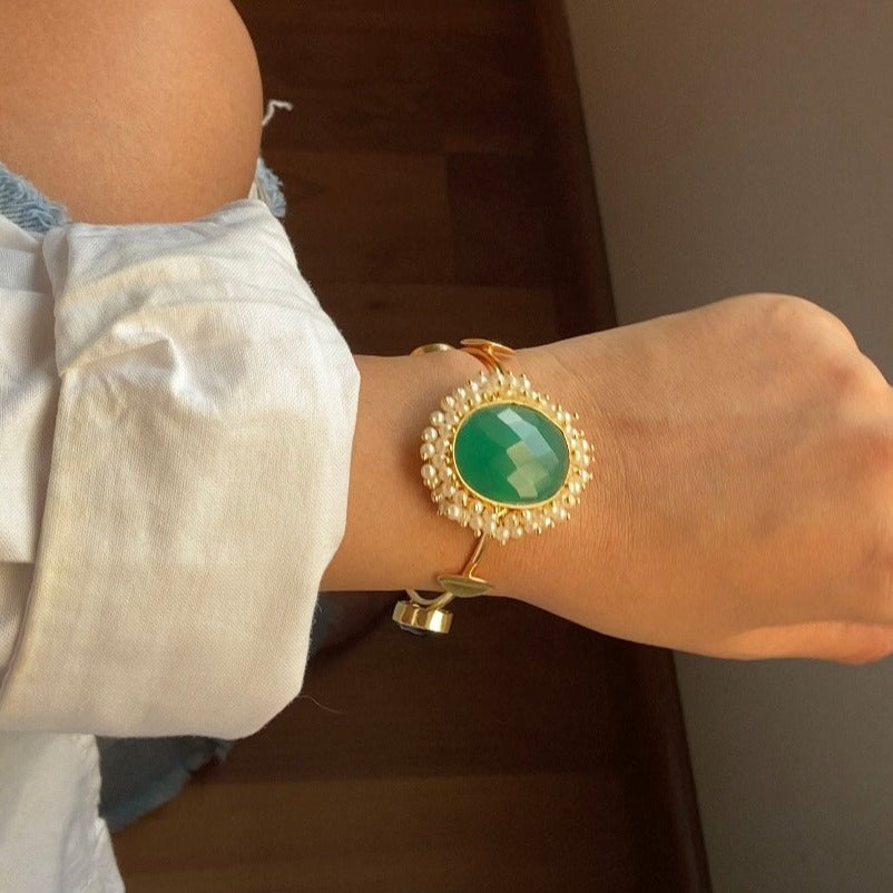 Green Stone Gajra Bracelet with Matte Golden Finish